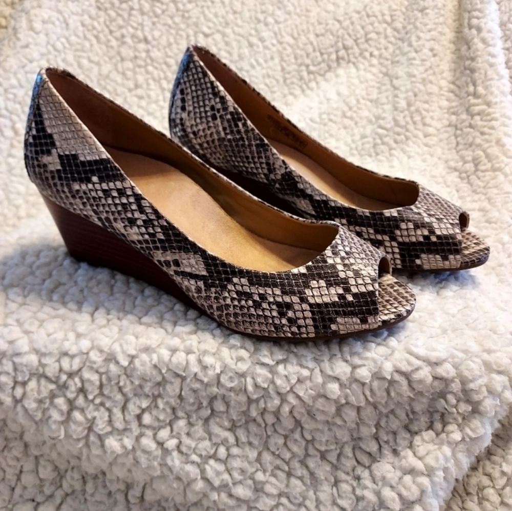 Vionic Bria Womens Printed Snakeskin Leather Peep Toe Wedges Heels, 6 Wi…